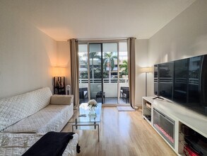 18800 NE 29th Ave, Unit 324 in Miami, FL - Building Photo - Building Photo