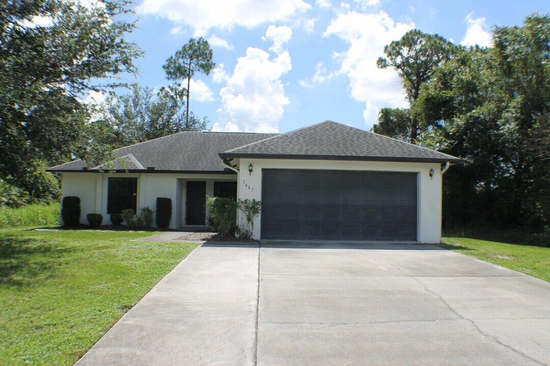 1667 SW California Blvd in Port St. Lucie, FL - Building Photo
