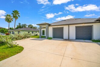 627-627 SE 13th Pl in Cape Coral, FL - Foto de edificio - Building Photo