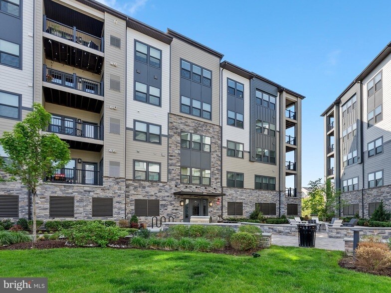 12865 Mosaic Pk Wy, Unit 3V in Herndon, VA - Building Photo