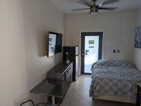 9501 SW 69th Ct, Unit ROOM for rent in Pinecrest, FL - Foto de edificio - Building Photo