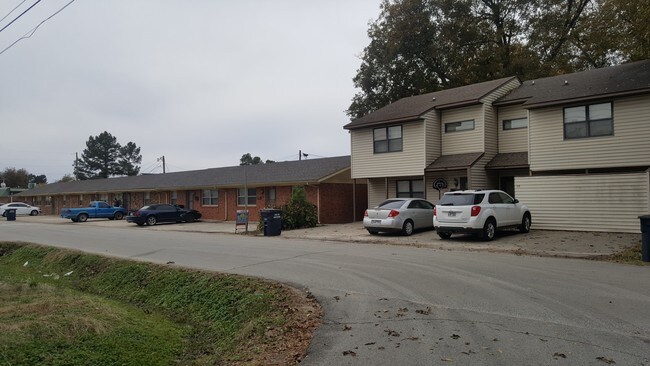 Eason's Apartments & Houses in Piggott, AR - Building Photo - Building Photo