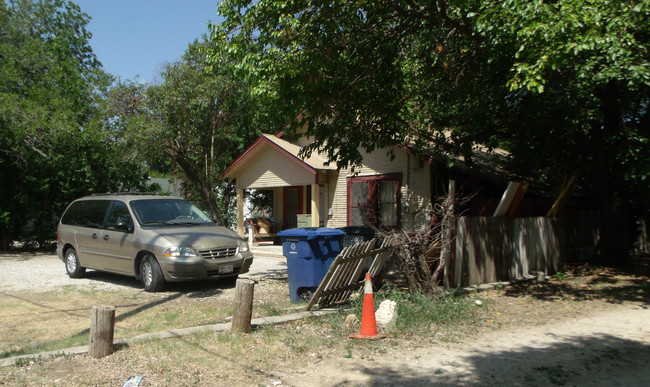 1607 Quintana Rd in San Antonio, TX - Foto de edificio - Building Photo