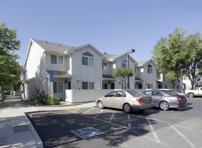 West Capitol Courtyard in West Sacramento, CA - Building Photo - Building Photo