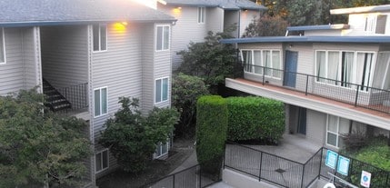 Quail Ridge Apartments in Portland, OR - Foto de edificio - Building Photo