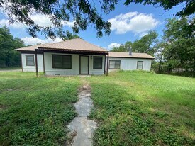 310 Hillcrest St in Hico, TX - Building Photo