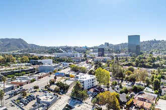 10718 Acama Street in North Hollywood, CA - Building Photo - Building Photo