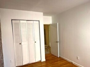 235 Washington St, Unit 4 in Brookline, MA - Foto de edificio - Building Photo