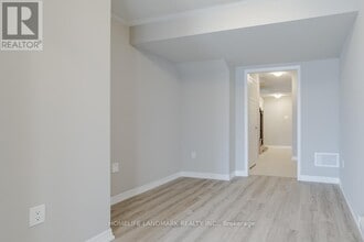 125 Toucan Trail in Oakville, ON - Building Photo - Building Photo