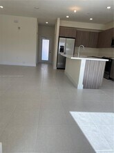 8265 NW 41st St in Doral, FL - Building Photo - Building Photo