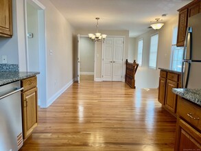 56 East Ave in New Canaan, CT - Foto de edificio - Building Photo