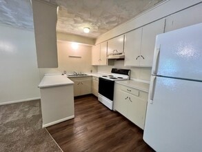 2011 Helen St in Fayetteville, AR - Building Photo - Building Photo