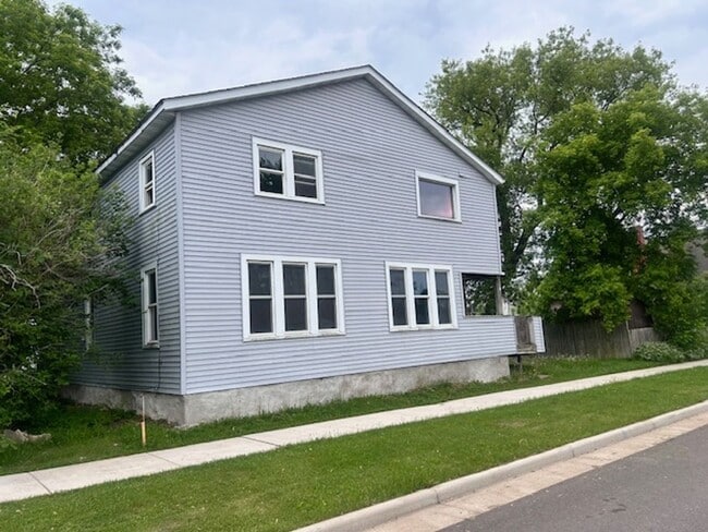property at 104 N 2nd St