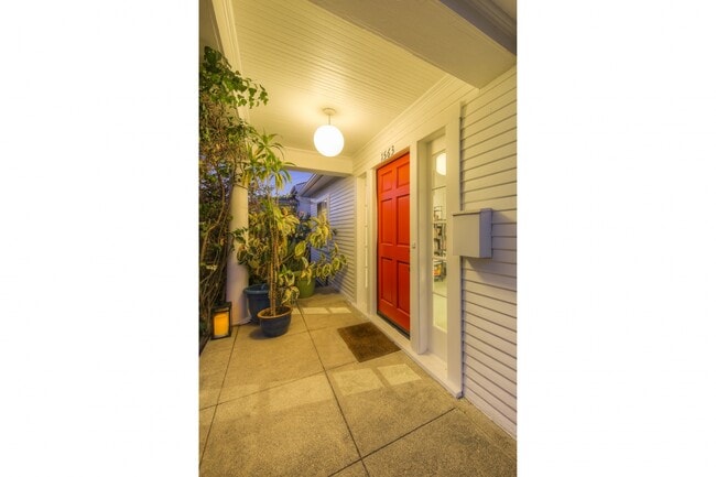 1563 Lucretia Ave in Los Angeles, CA - Building Photo - Building Photo