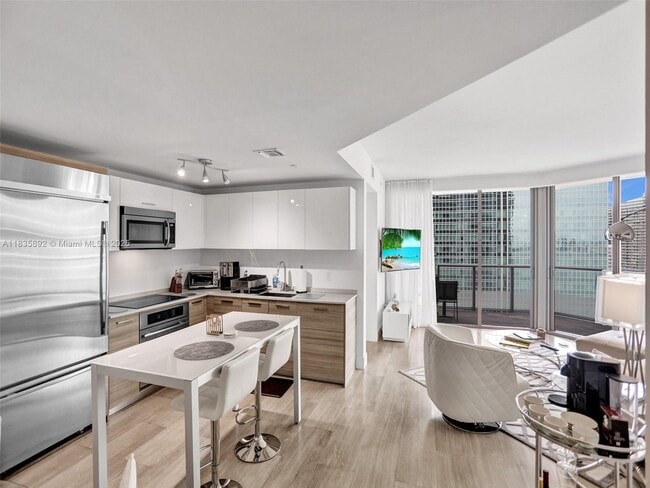 1300 Brickell Bay Dr, Unit 02 in Miami, FL - Building Photo - Building Photo