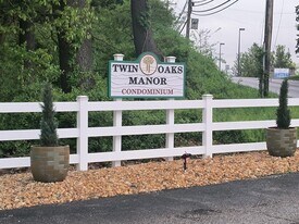 2029 Sanlin Dr, Unit Twin Oaks Manor in Moon Township, PA - Building Photo