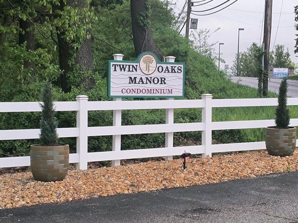2029 Sanlin Dr, Unit Twin Oaks Manor in Moon Township, PA - Building Photo