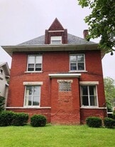 505 E Front St in Bloomington, IL - Building Photo