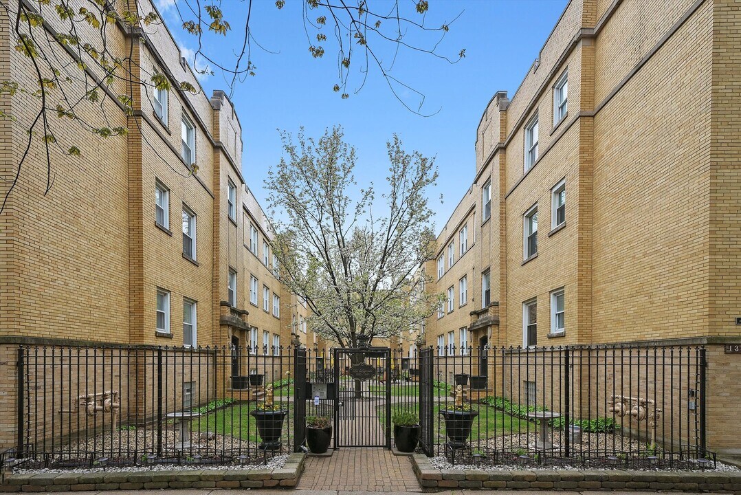 1338.5 W Estes Ave in Chicago, IL - Building Photo