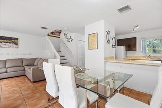 6205 SW Kendale Lakes Cir in Miami, FL - Building Photo - Building Photo