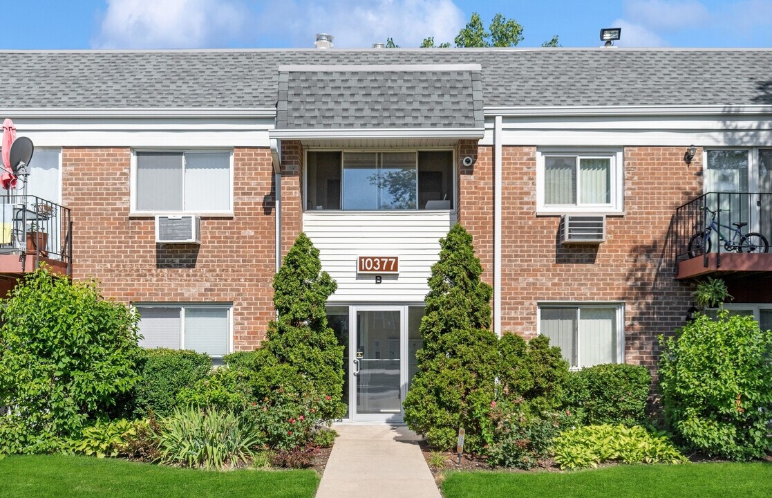 10377 Dearlove Rd in Glenview, IL - Building Photo