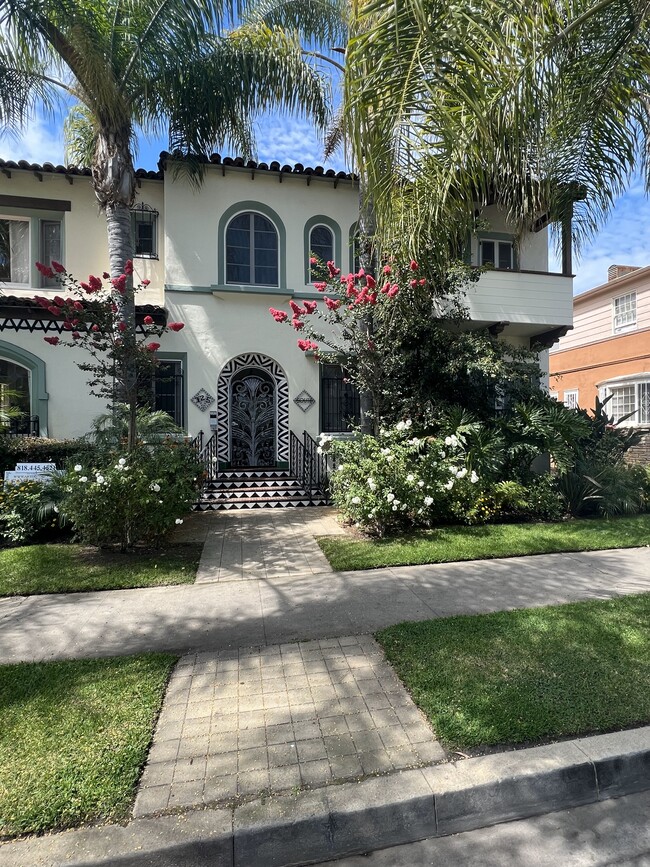 325 S Cochran Ave in Los Angeles, CA - Foto de edificio - Building Photo