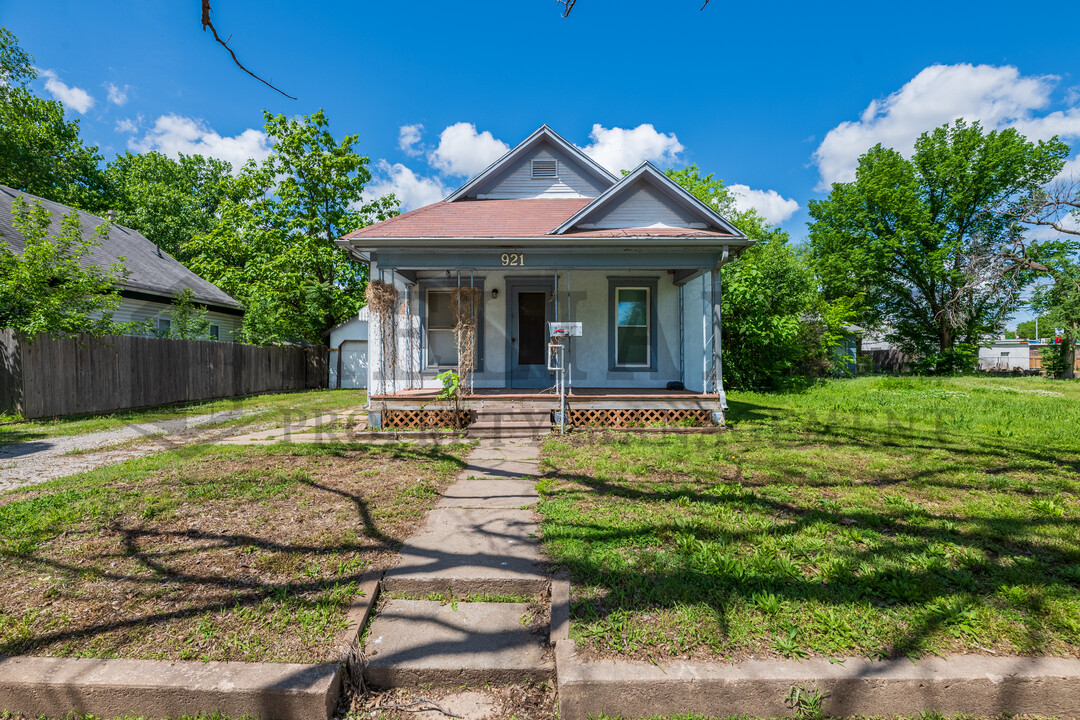 921 S Sedgwick St in Wichita, KS - Building Photo