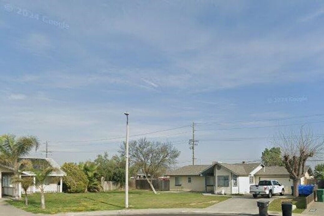 1202 Levich St in Hanford, CA - Building Photo