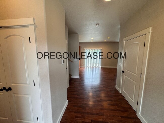 947 Riverstone Ln in Springfield, OR - Building Photo - Building Photo