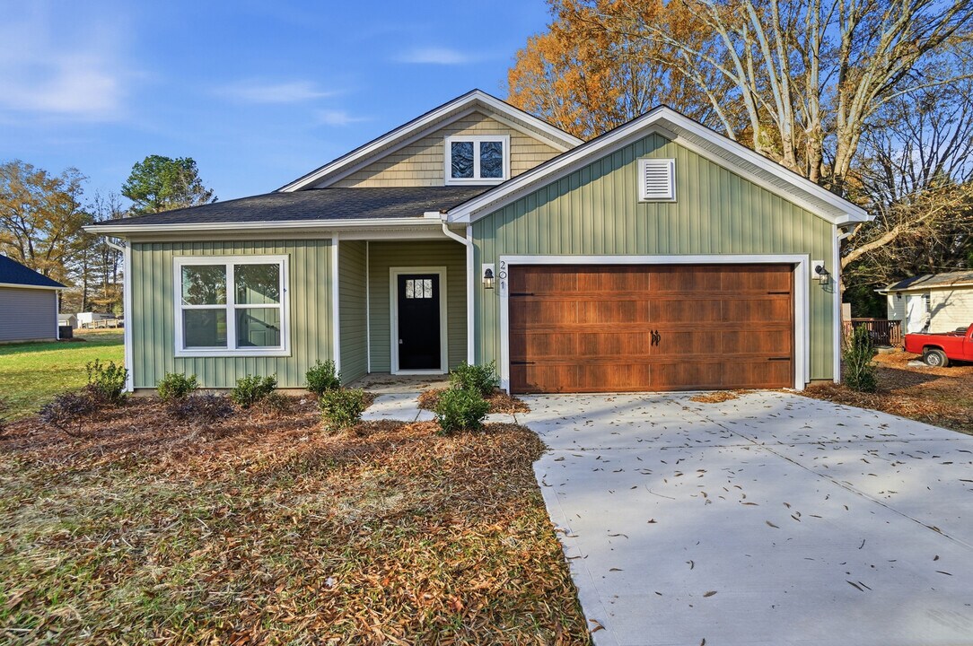 201 Dale Dr in Cherryville, NC - Building Photo