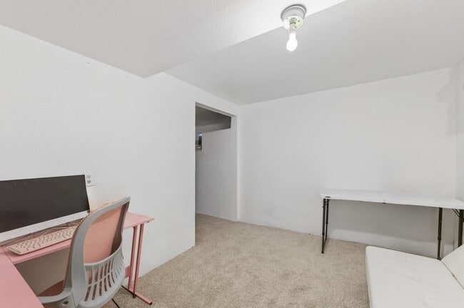 property at 307 E Oak St