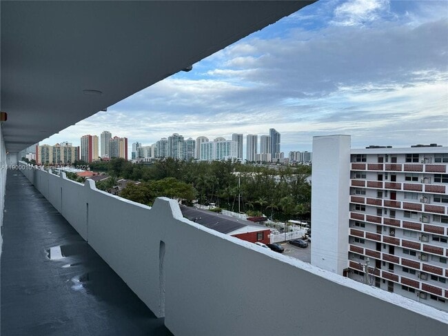 3703 NE 166th St in North Miami Beach, FL - Building Photo - Building Photo