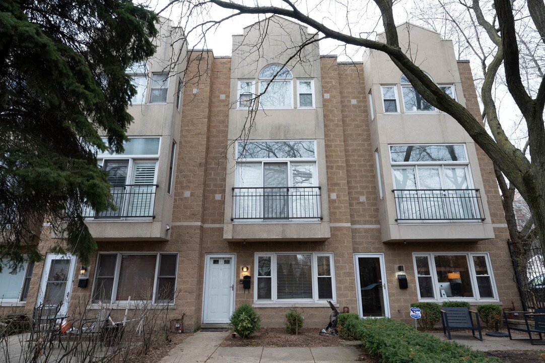 1214 W School St in Chicago, IL - Building Photo
