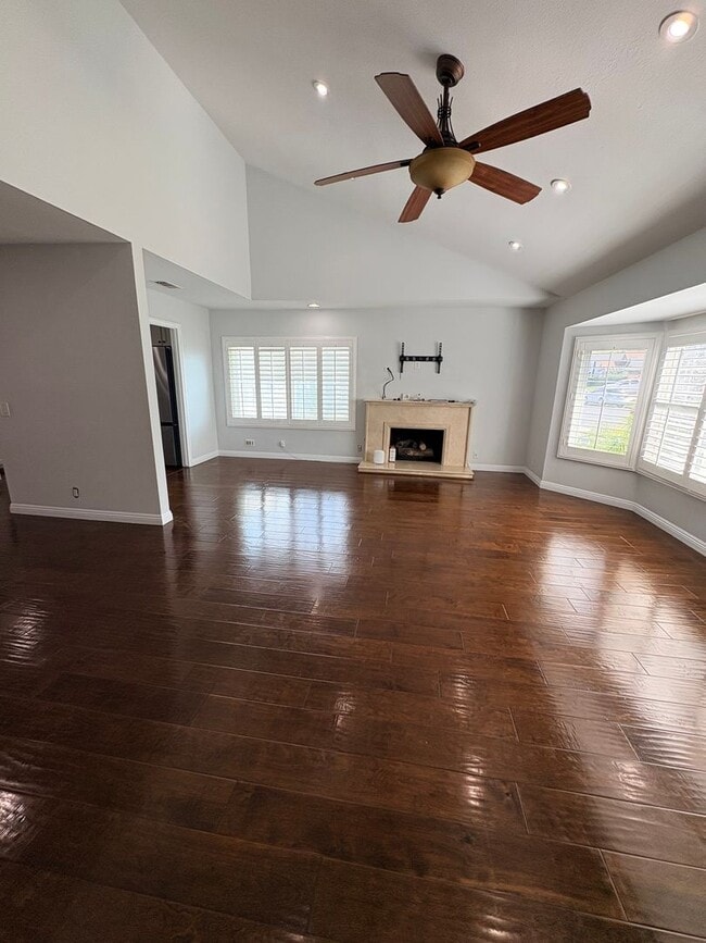 200 N Circulo Robel in Anaheim, CA - Building Photo - Building Photo