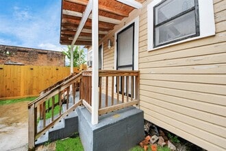 114 N St Charles St in Houston, TX - Building Photo - Building Photo