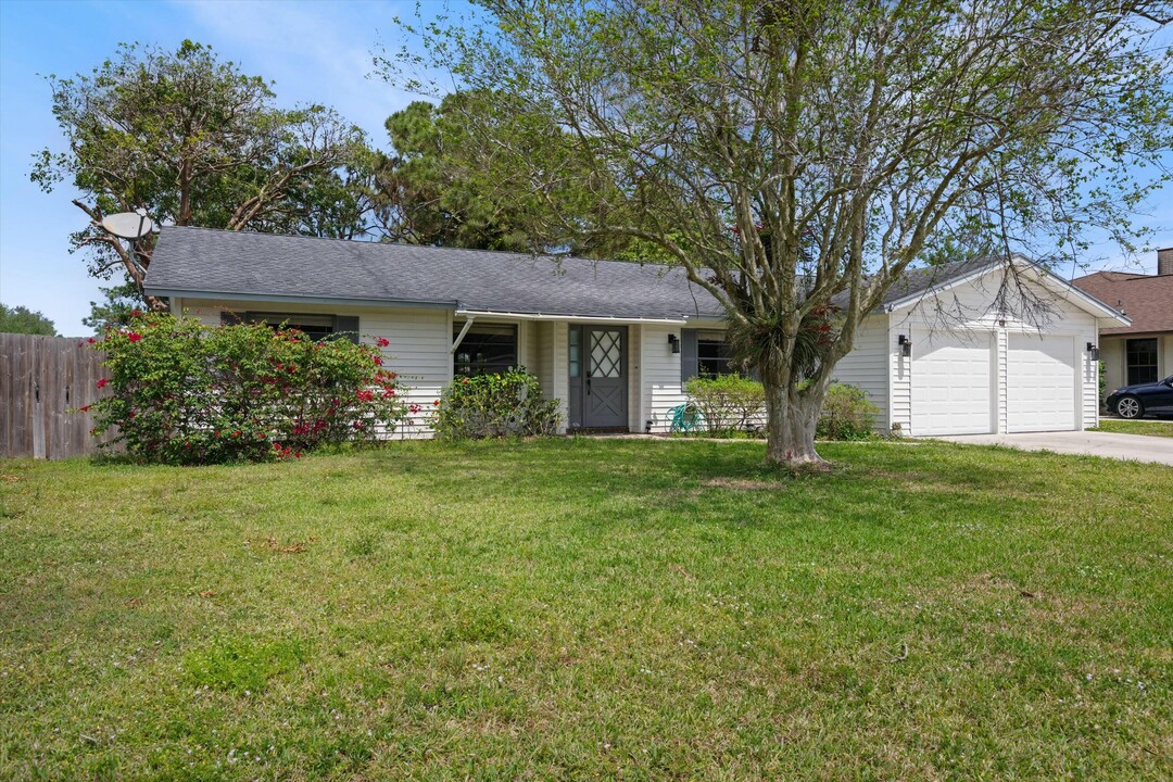 115 Gibraltar St in Royal Palm Beach, FL - Building Photo