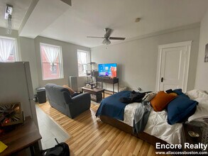 1185 Commonwealth Ave, Unit 8 in Boston, MA - Building Photo - Building Photo