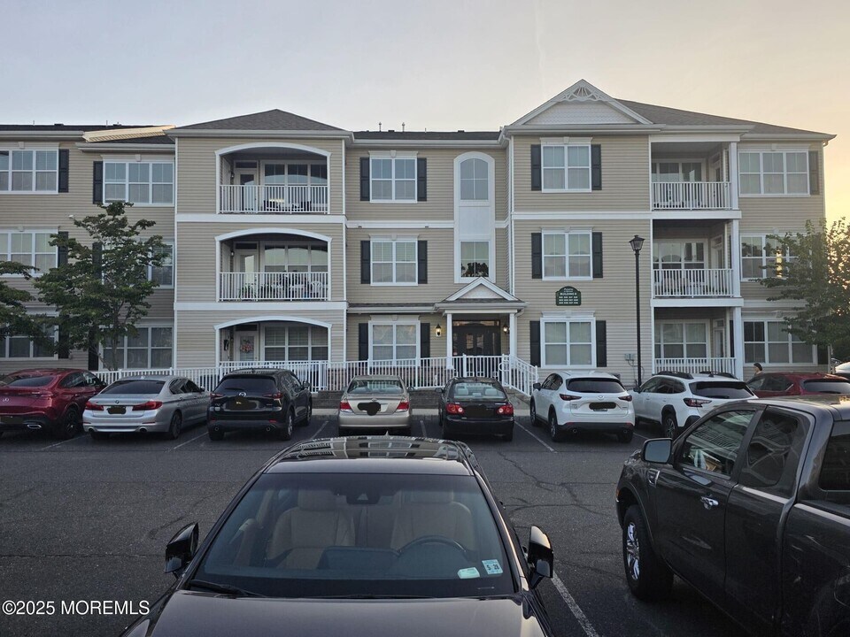 625 Sloan Ct in Matawan, NJ - Building Photo