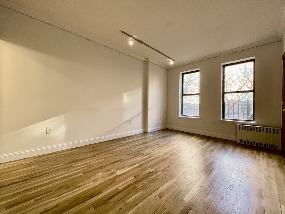 220 W 104th St in New York, NY - Building Photo