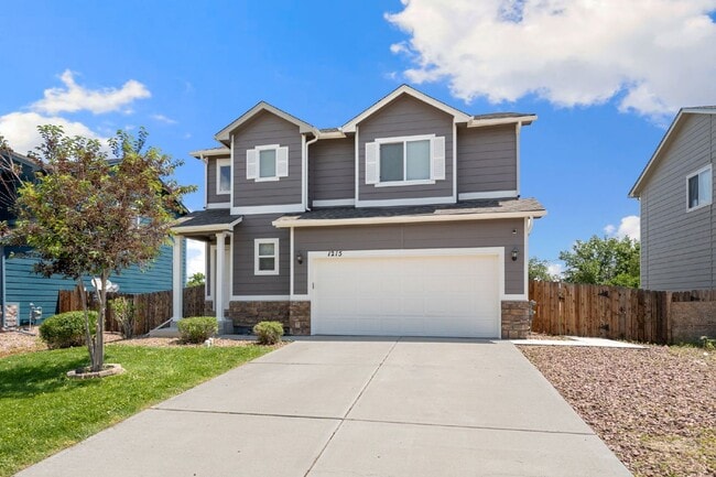 Spacious 4-Bed Home Minutes from Fort Cars