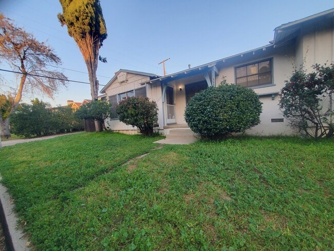 13529 Burbank Blvd in Van Nuys, CA - Building Photo - Building Photo