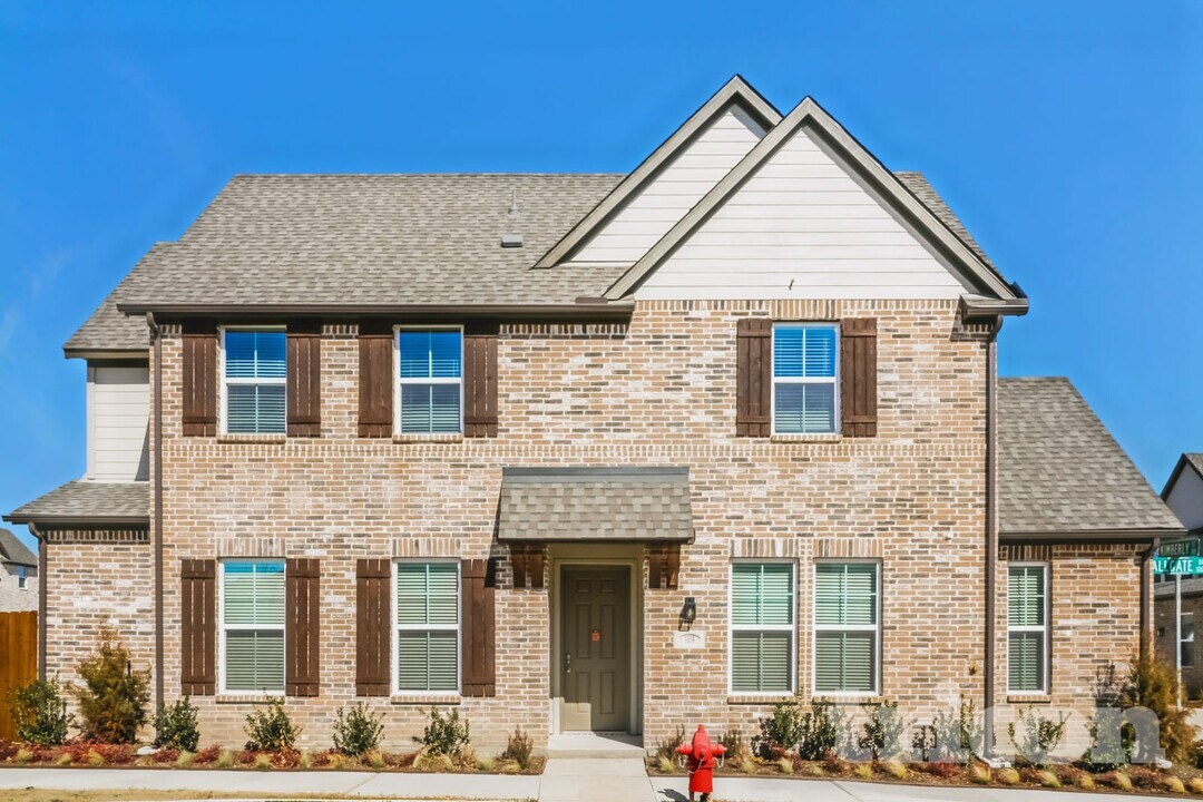 1038 Fallgate Dr in Saginaw, TX - Building Photo