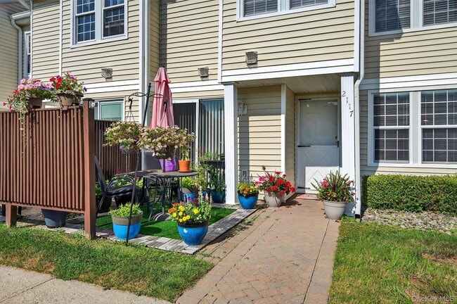 2117 Whispering Hills Dr in Chester, NY - Building Photo - Building Photo