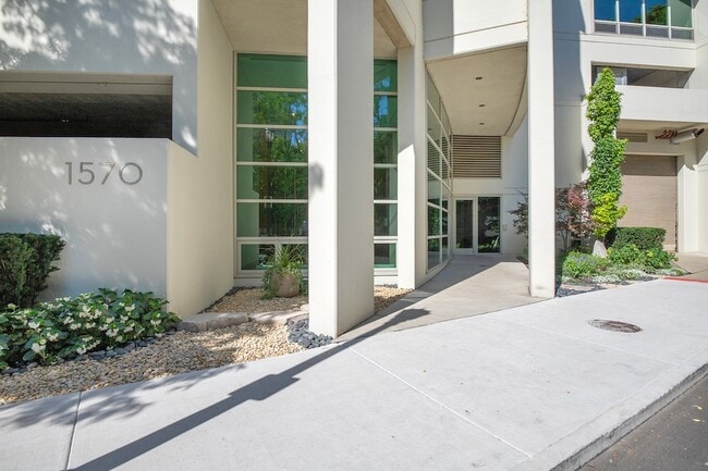 1570 Elmwood Ave, Unit 607 in Evanston, IL - Building Photo - Building Photo