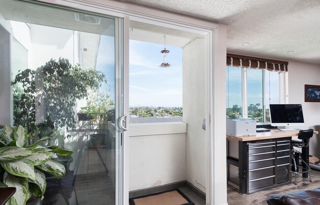 1907 Robinson Ave in San Diego, CA - Foto de edificio - Building Photo