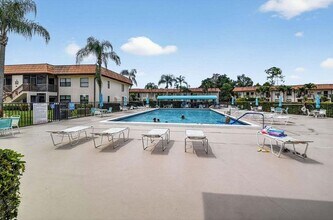 7233 Golf Colony Ct, Unit 102 in Greenacres, FL - Foto de edificio - Building Photo