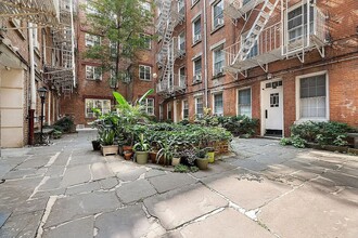 224 Sullivan St in New York, NY - Building Photo - Building Photo