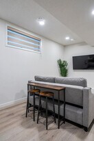 147 Edith Dr NW in Calgary, AB - Building Photo
