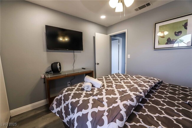 1012 Greystone Dr in Las Vegas, NV - Building Photo - Building Photo