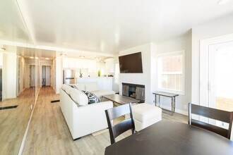 1836 THE STRAND, HERMOSA in Hermosa Beach, CA - Building Photo - Interior Photo